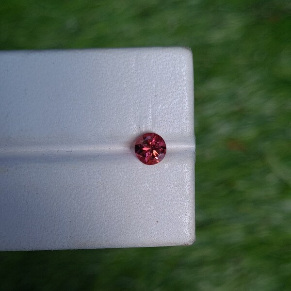 Tourmaline naturelle, ronde 4,4 × 3,1 mm , 0.44 ct, couleur rose fuchsia