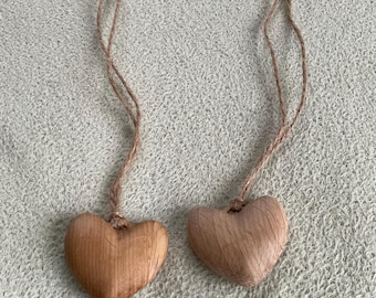 Cuore in rovere riciclato: un ricordo da appendere fatto a mano.