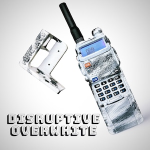 Peut inclure: Une radio-balise blanche avec une antenne noire et un clavier. La radio-balise a un écran bleu avec le texte "FENG BROS" dessus. Le texte "DISRUPTIVE OVERWHITE" est imprimé en lettres noires sur fond blanc.
