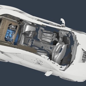 Könnte beinhalten: Ein weißes Auto mit sichtbarem Innenraum, der Motor, Sitze und Armaturenbrett zeigt. Das Auto wird von oben betrachtet.