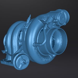 Puede incluir: Un turbocompresor azul con un colector de escape grande y una carcasa de compresor más pequeña. El turbocompresor está montado sobre un fondo gris.