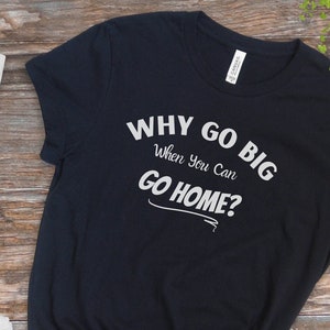 Könnte beinhalten: Zwei T-Shirts mit dem Aufdruck "Why Go Big When You Can Go Home?"  Ein T-Shirt ist weiß und das andere ist schwarz.