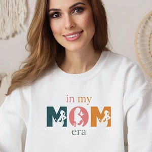 In My Mom Era スウェットシャツ/パーカー、ママスウェット、ママの誕生日プレゼント、新米ママパーカー、最高のママセーター、母の日Tシャツ、妊娠ギフト、カラフルなママ