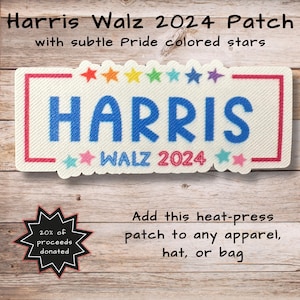 Puede incluir: Un parche blanco para planchar con el texto "HARRIS WALZ 2024" en azul y rojo. El parche tiene estrellas arcoíris alrededor de la parte superior e inferior. El texto "20% de las ganancias donadas" está en una explosión de estrellas negra.