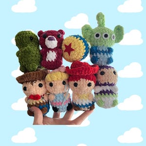Puede incluir: Una colecci&oacute;n de personajes de Toy Story hechos a crochet, incluyendo a Woody, Buzz Lightyear, Jessie, Rex y el extraterrestre. Los personajes son todos peque&ntilde;os y coloridos, y est&aacute;n dispuestos en un c&iacute;rculo.