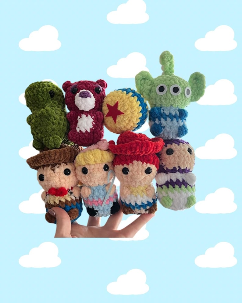 Puede incluir: Una colecci&oacute;n de personajes de Toy Story hechos a crochet, incluyendo a Woody, Buzz Lightyear, Jessie, Rex y el extraterrestre. Los personajes son todos peque&ntilde;os y coloridos, y est&aacute;n dispuestos en un c&iacute;rculo.