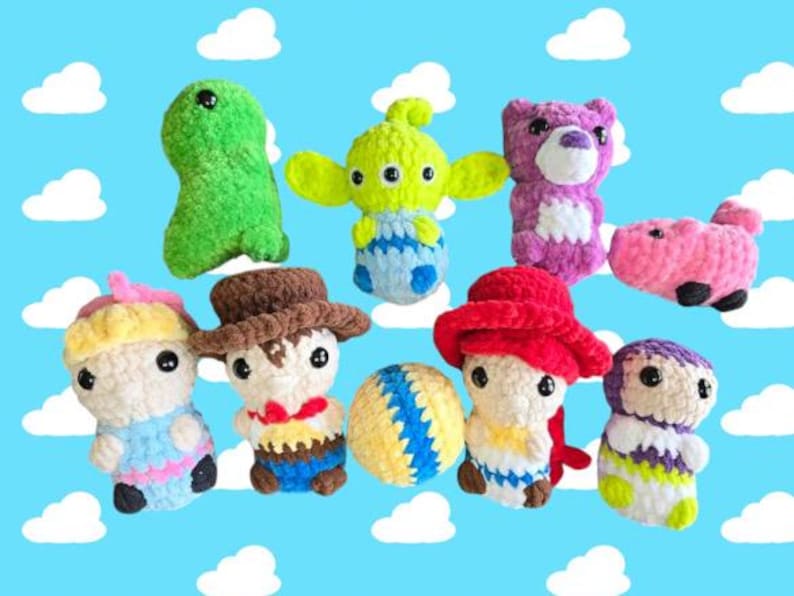 Puede incluir: Una colecci&oacute;n de juguetes de peluche tejidos a crochet inspirados en personajes populares. Los juguetes incluyen un dinosaurio verde, un extraterrestre de tres ojos, un oso morado, un cerdo rosa, una ni&ntilde;a rubia con un lazo rosa, un vaquero, una ni&ntilde;a con un sombrero rojo, una pelota amarilla y un extraterrestre morado.