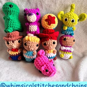 Puede incluir: Una colecci&oacute;n de juguetes de peluche tejidos a crochet inspirados en personajes populares de Disney. Los juguetes incluyen a Woody, Jessie, Buzz Lightyear, Rex, un extraterrestre y un cerdo rosa.
