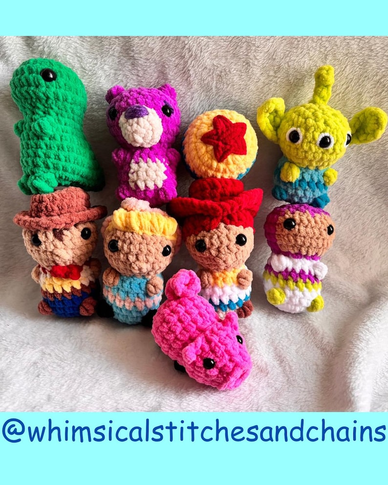 Puede incluir: Una colecci&oacute;n de juguetes de peluche tejidos a crochet inspirados en personajes populares de Disney. Los juguetes incluyen a Woody, Jessie, Buzz Lightyear, Rex, un extraterrestre y un cerdo rosa.