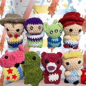 Puede incluir: Una colecci&oacute;n de juguetes de peluche tejidos a crochet con personajes de la franquicia Toy Story. Los juguetes incluyen a Woody, Buzz Lightyear, Alien, Hamm, Rex y Jessie. Todos los juguetes est&aacute;n hechos a mano y tienen una variedad de colores y texturas.