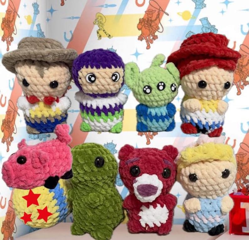 Puede incluir: Una colecci&oacute;n de juguetes de peluche tejidos a crochet con personajes de la franquicia Toy Story. Los juguetes incluyen a Woody, Buzz Lightyear, Alien, Hamm, Rex y Jessie. Todos los juguetes est&aacute;n hechos a mano y tienen una variedad de colores y texturas.
