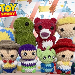 Puede incluir: Personajes de Toy Story hechos de hilo. Los personajes incluyen a Woody, Buzz Lightyear, Jessie, Rex y Forky. Todos los personajes sonr&iacute;en y miran a la c&aacute;mara.