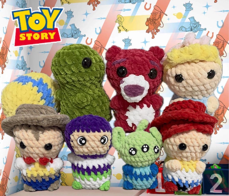 Puede incluir: Personajes de Toy Story hechos de hilo. Los personajes incluyen a Woody, Buzz Lightyear, Jessie, Rex y Forky. Todos los personajes sonr&iacute;en y miran a la c&aacute;mara.