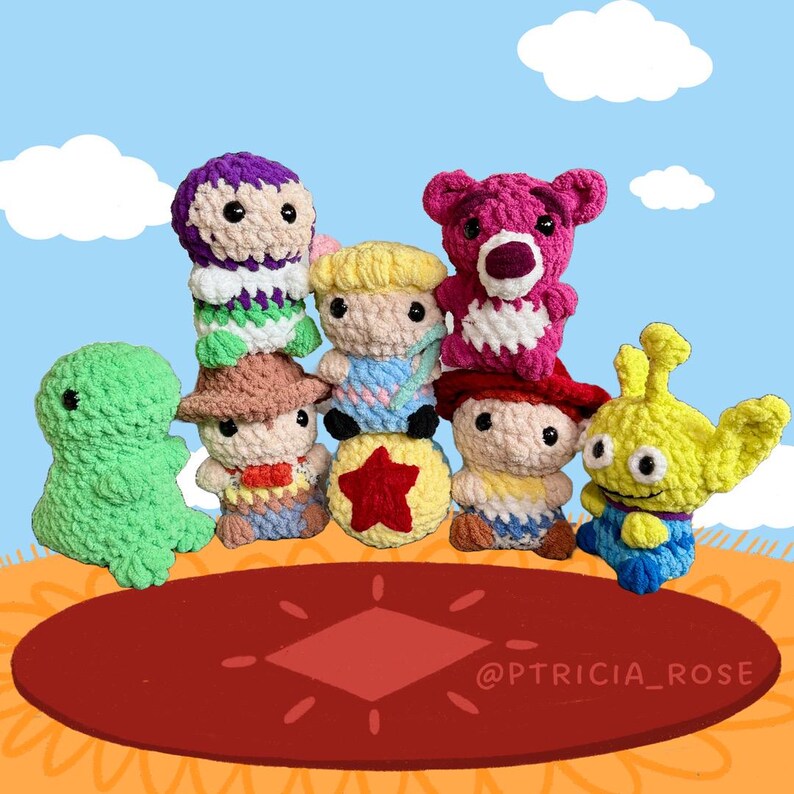 Puede incluir: Un grupo de juguetes de peluche tejidos a crochet inspirados en los personajes de la pel&iacute;cula Toy Story. Los juguetes incluyen a Woody, Buzz Lightyear, Jessie, Rex y Alien. Los juguetes est&aacute;n dispuestos en c&iacute;rculo sobre un fondo rojo y naranja con el texto "@PTRICIA_ROSE" en la parte inferior.