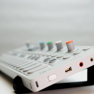 OP-1 スタンド / 無垢ウォルナット木製スタンド / ティーン