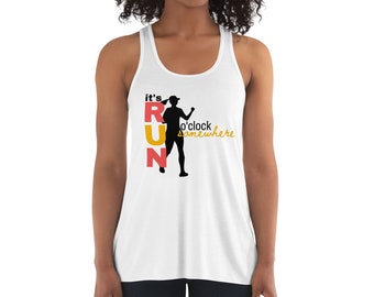 Op de afbeelding: Een wit tanktop met een zwart silhouet van een hardloper en de tekst "it's RUN o'clock somewhere" in rood, geel en zwart.