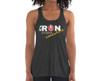 Op de afbeelding: Een donkergrijs tanktop met een witte afbeelding met de tekst "it's RUN o'clock somewhere" in geel en rood.