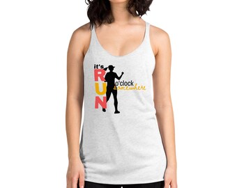 Op de afbeelding: Een wit tanktop met een zwart silhouet van een hardlopende persoon en de tekst "It's RUN o'clock somewhere" in rood, geel en zwart.