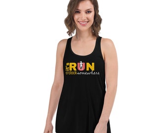Op de afbeelding: Een zwart tanktop met een wit silhouet van een hardloper en de tekst "It's RUN o'clock somewhere" in geel en roze.