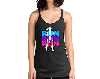 Könnte beinhalten: Ein schwarzes Tanktop mit einer weißen Silhouette eines Läufers und dem Wort "RUN", das dreimal in Blau, Lila und Rosa wiederholt wird.