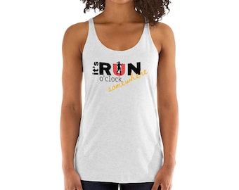 Op de afbeelding: Een wit tanktop met een afbeelding die "it's RUN o'clock somewhere" zegt in zwarte en gele tekst met een rood silhouet van een hardloper.