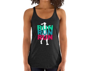 Könnte beinhalten: Ein schwarzes Tanktop mit einer weißen Silhouette eines Läufers und dem Wort "RUN", das dreimal in Grün, Blau und Pink wiederholt wird.