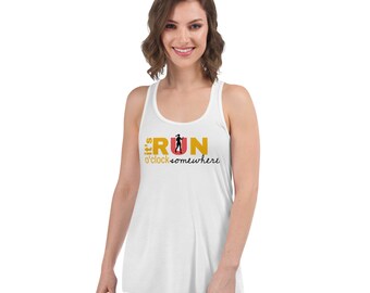 Op de afbeelding: Een wit tanktop met een gouden en rode afbeelding met de tekst "it's RUN o'clock somewhere" met een silhouet van een hardloper in het midden van het woord RUN.