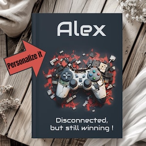 Puede incluir: Un cuaderno personalizado con el nombre "Alex" en blanco. La portada presenta un diseño de mando de videojuego roto con el texto "Disconnected, but still winning!" y una flecha roja que dice "Personalize it".