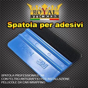Peut inclure: Raclette bleue et noire avec un bord en feutre. La raclette est étiquetée "PA-1 3M" et "Spatola Professionale 3M". Elle est utilisée pour appliquer des films adhésifs sur des surfaces.
