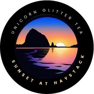Può includere: Un adesivo circolare nero e oro con il testo "Unicorn Glitter Tea Sunset at Haystack" attorno al bordo. Il centro dell'adesivo presenta un tramonto colorato sopra uno specchio d'acqua con una silhouette di una montagna sullo sfondo.