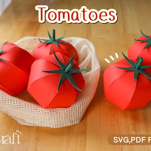 Puede incluir: Tomates de papel rojo con tallos y hojas de papel verde se exhiben en una bolsa de malla blanca y sobre una superficie de madera. La palabra "Tomates" está escrita en rojo encima de los tomates. El texto "SVG, PDF FILE" está en la esquina inferior derecha.
