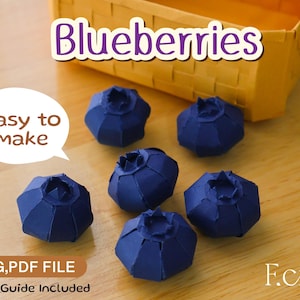 Peut inclure: Six myrtilles en papier bleu foncé sont disposées sur une surface en bois, avec un panier jaune tressé en arrière-plan. Le texte comprend "Blueberries" et "Easy to make". L'image comprend également le texte "SVG, PDF FILE" et "Video Guide Included".