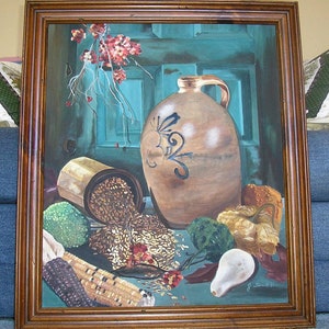 Op de afbeelding: Een stilleven schilderij van een bruine steengoedkan met blauwe en witte ontwerpen, een houten doos met bruine korrels die eruit vallen, een groene kalebas, een gele kalebas, een maïskolf en een witte peer. Het schilderij is ingelijst in een bruin houten lijst.
