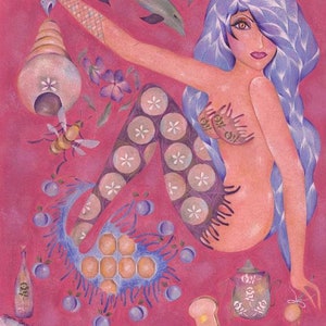 Puede incluir: Una pintura de una sirena con cabello azul y una cola con estampado. Está sentada sobre un fondo rosa con un panal de abejas, una botella, una tetera y una hogaza de pan.