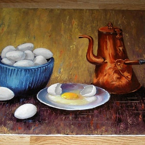 Puede incluir: Una pintura de bodegón con una cafetera de cobre con mango de madera, un cuenco azul lleno de huevos blancos y un huevo roto en un plato blanco. El fondo es una superficie texturizada amarilla y marrón.