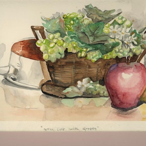 Orticoltura botanica d'epoca, uva verde, mela, banane, frutta, saliera, teiera, bottiglia di vetro, natura morta, acquerello originale, dipinto d'arte