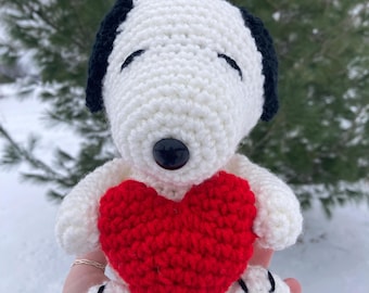 crochet beagle holding heart