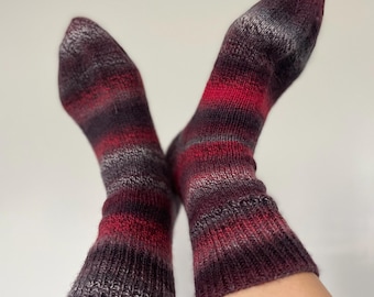 Calcetines tejidos a mano: tonos degradados de lana: suaves y duraderos.