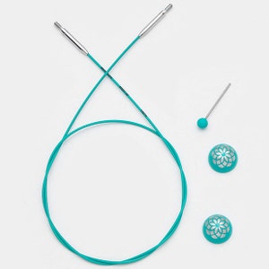 Peut inclure: Un jeu d'aiguilles à tricoter circulaires turquoise avec deux embouts et un câble turquoise. Les embouts ont un motif de mandala argenté.