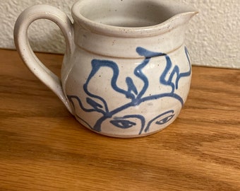 Jarra/crema vintage del famoso alfarero Hans Christian Ullrich de Cumbria, Inglaterra, Reino Unido