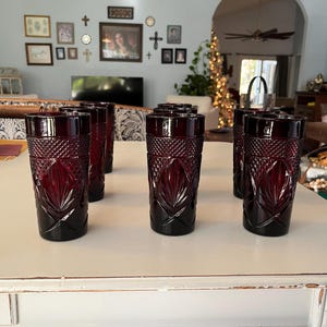 ルビーレッドケープコッドエイボンディナーウェア