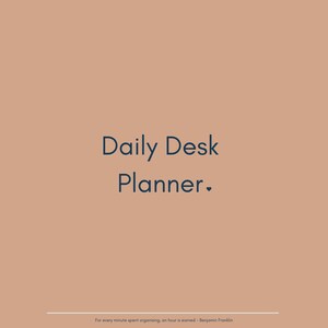 Könnte beinhalten: Ein beiger Hintergrund mit dem Text "Daily Desk Planner." in dunkelblauer Schrift. Der Text "For every minute spent organising, an hour is earned - Benjamin Franklin" steht in kleinerer dunkelblauer Schrift am unteren Rand des Bildes.
