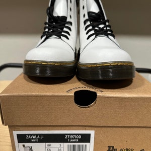 NEW Dr. Martens Zavala J White Size 4boys/5girls YOUTH image 3