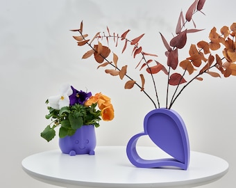 Love's Embrace Enchanting Vase for Dreamy Floral Arrangements Heart-Shaped Ornament for Elegant Floral Decor Graceful Vase Shelf Decoration