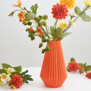3D Printed Minimalist Geometric Vase for Dried or Faux Flowers, Ribbed Vessel, Gift for Flower Lovers and Modern Home Decor