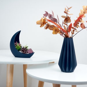 Sleek Nordic Vase Modern Accent for Your Home Scandinavian Chic Geometric Vase for Timeless Sophistication for Dried Floral Arrangements Blue Marine
