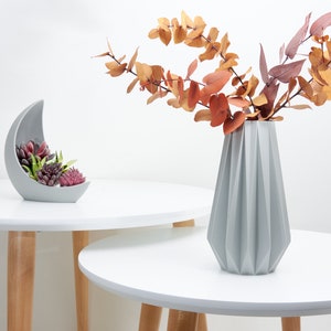 Sleek Nordic Vase Modern Accent for Your Home Scandinavian Chic Geometric Vase for Timeless Sophistication for Dried Floral Arrangements Grey