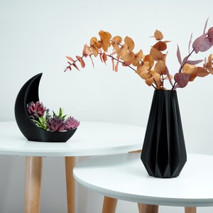 Sleek Nordic Vase Modern Accent for Your Home Scandinavian Chic Geometric Vase for Timeless Sophistication for Dried Floral Arrangements Black Matte