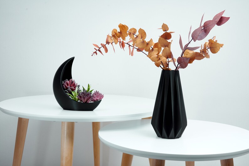 Sleek Nordic Vase Modern Accent for Your Home Scandinavian Chic Geometric Vase for Timeless Sophistication for Dried Floral Arrangements Black Matte