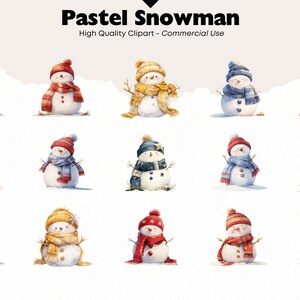 Op de afbeelding: Waterverf clipart met een verzameling pastelkleurige sneeuwmannen. Elke sneeuwman draagt een hoed en sjaal in verschillende kleuren, waaronder rood, blauw en geel. De afbeelding bevat de tekst "Pastel Snowman".